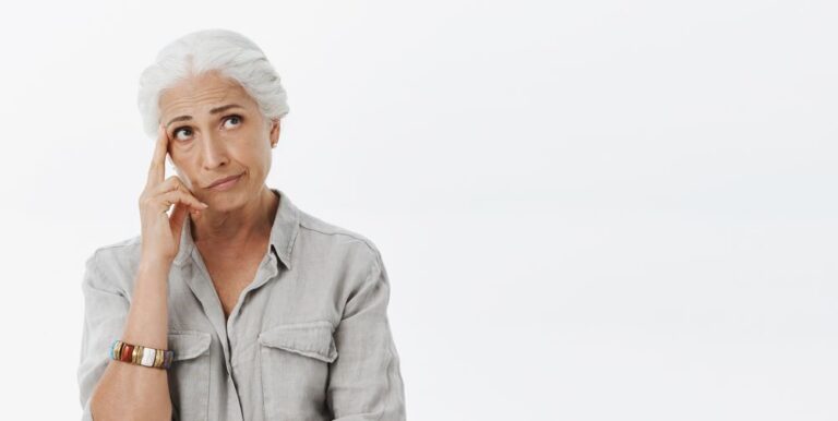 femme agee qui pense