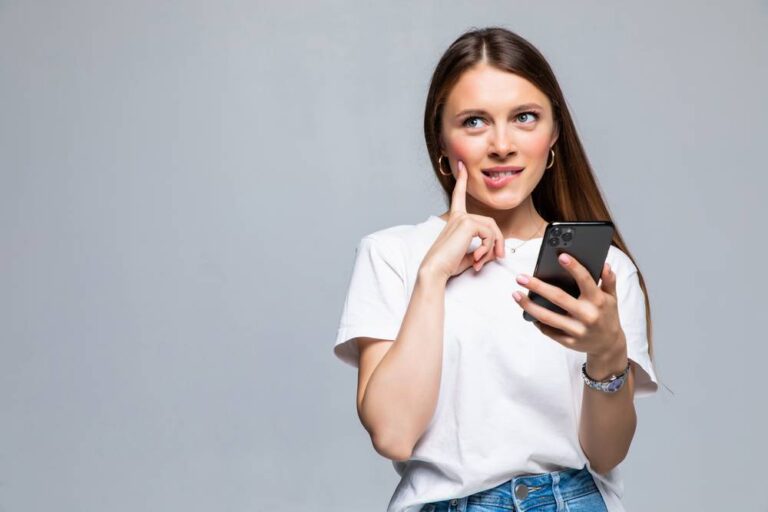 femme question smartphone