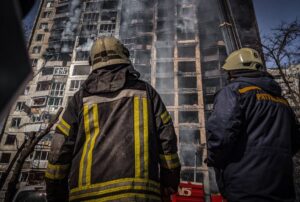 pexels sauveteurs devant immeuble detruit a Kiev