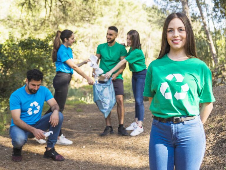 benevoles pliage dechets dans sac plastique dans foret