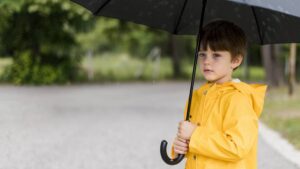 enfant sous un parapluie
