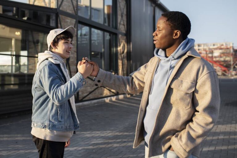 Jeunes banlieue passant du temps ensemble