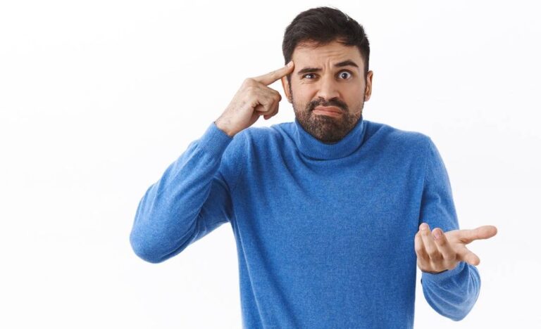 tes vous stupide fou homme barbu agace derange frustre reprimandant personne pour avoir dit choses stupides agi etrangement rouler doigt tempe lever main consternation mur blanc 176420 34035