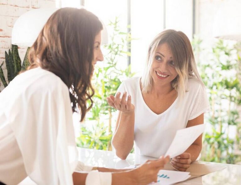 femmes qui se parlent