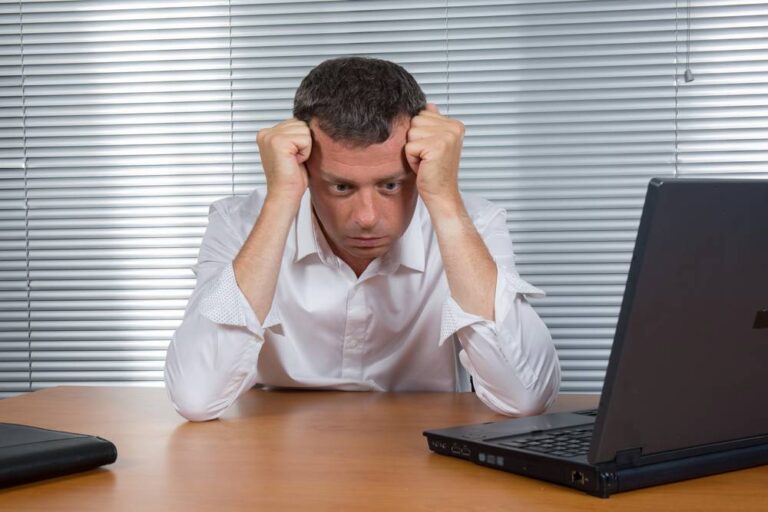 homme bureau accable Depositphotos 76280543 S