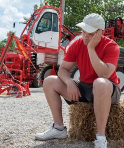agriculteur sur botte de paille Depositphotos 77491168 S