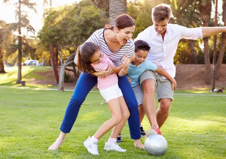 Famille accueil joue avec enfants Depositphotos 50697379 S