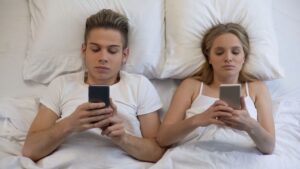 couple au lit avec leurs smartphonesDepositphotos 223159754 S