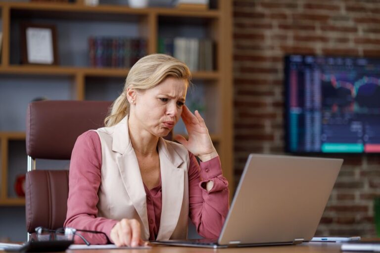 femme enervee devant son ordinateur Depositphotos 619423082 S