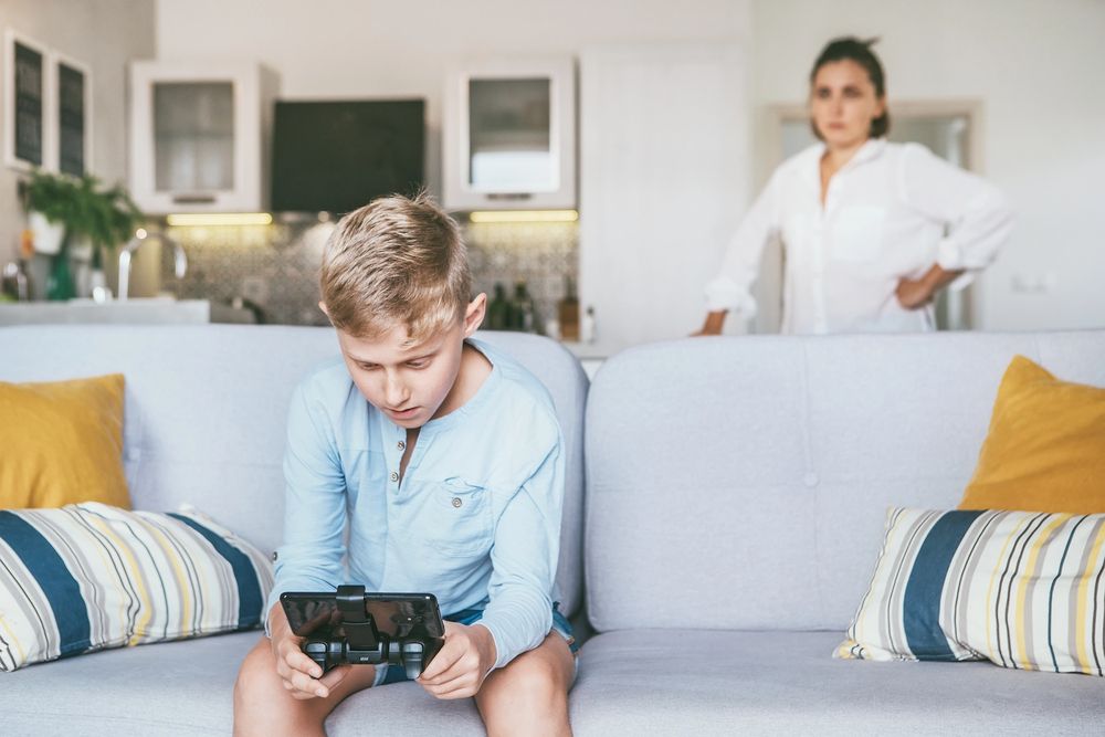 enfant smartphone mere derriere