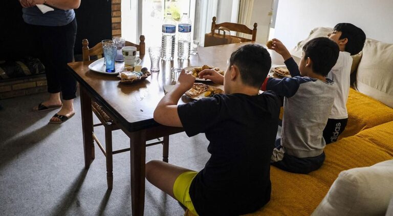 enfants pauvres qui mangent