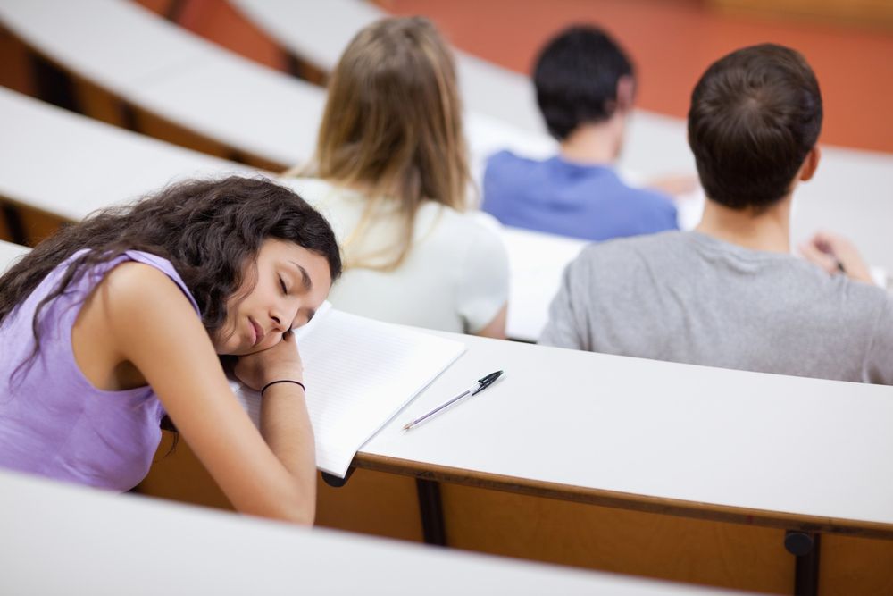 etudiante qui dort Depositphotos 11194163 S