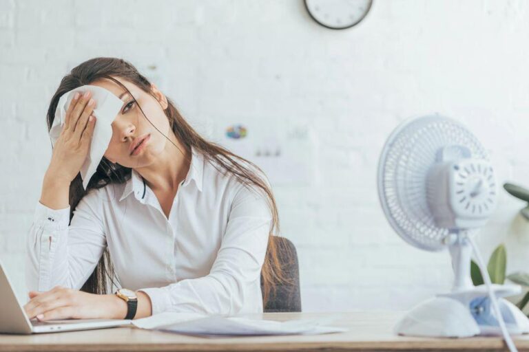 femme dans son bureau chaleur intense