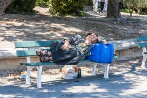 SDF sous le soleil a Avignon Depositphotos 222803142 S
