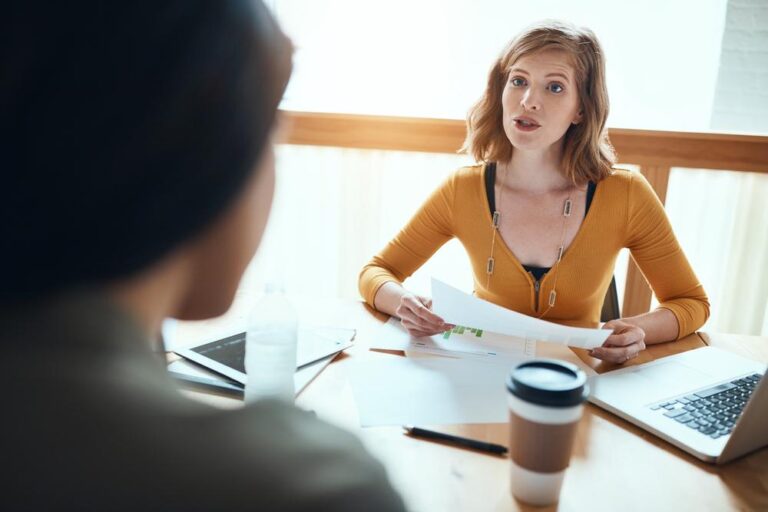dialogue femme ts dans bureau
