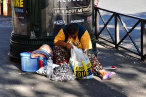 Femme a la rue Paris Depositphotos 255092480 S