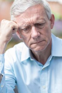 Homme age accable Depositphotos 161453150 S