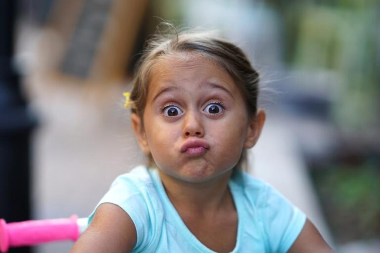 enfant qui fait les gros yeux