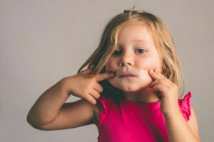 enfant scotch sur la bouche