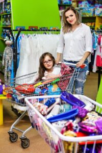 femme enfant rentree scolaire achats depositphotos