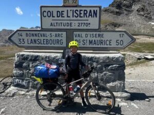 une photo souvenir pour nolan devant le panneau du col de l iseran photo fournie par les organisateurs 1785437293