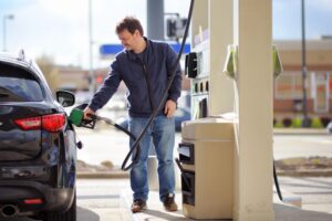 homme qui fait le plein dessence
